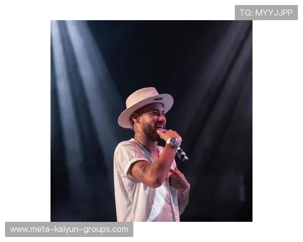 内马尔在训练场上即兴演唱一首老歌，深情引共鸣